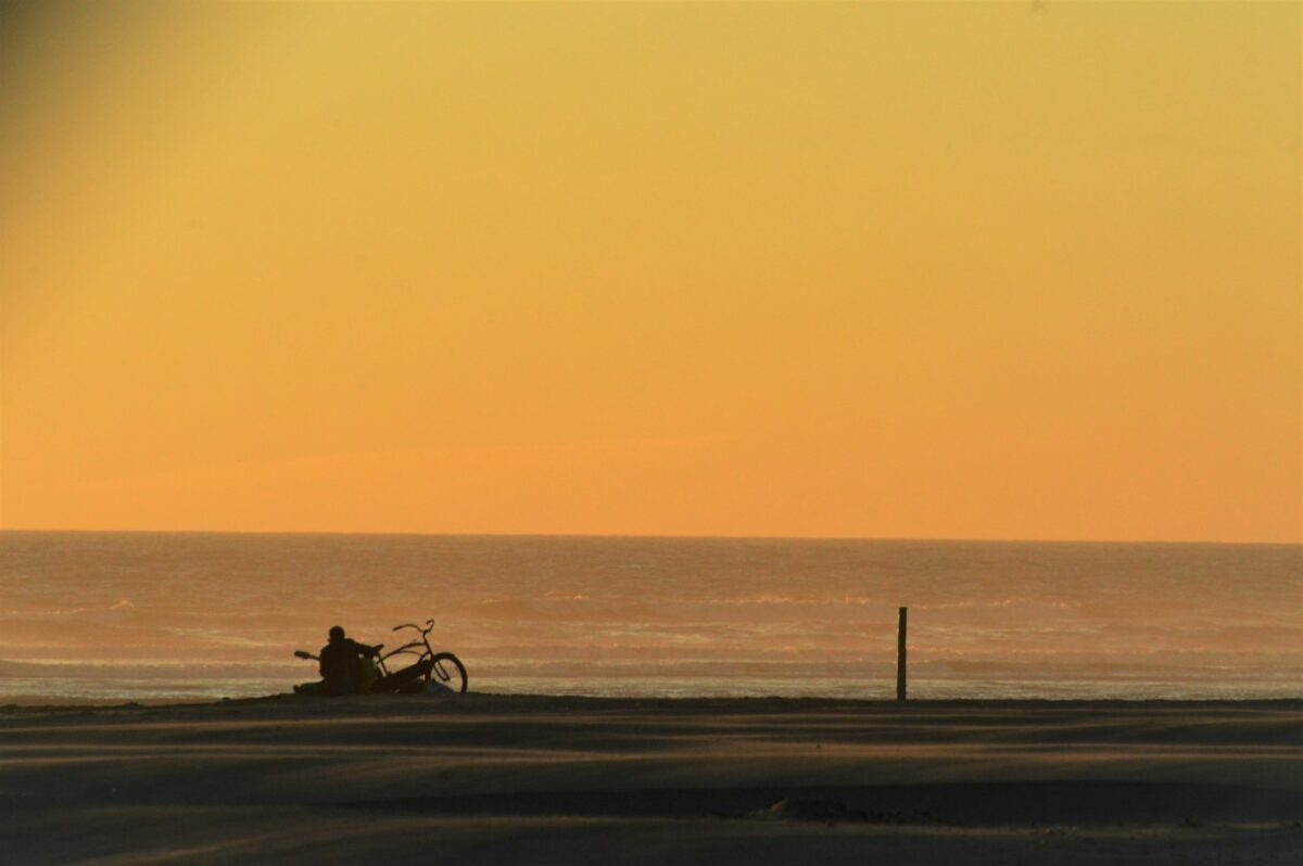 un cycliste sur la plage